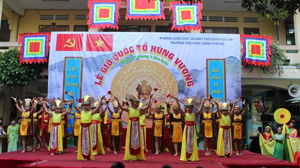 Cứ mỗi dịp mồng mười tháng ba, cả nước lại hướng về đền Hùng, để thắp nén hương thơm tưởng nhớ đến công lao của người đã gây dựng nên đất nước Văn Lang